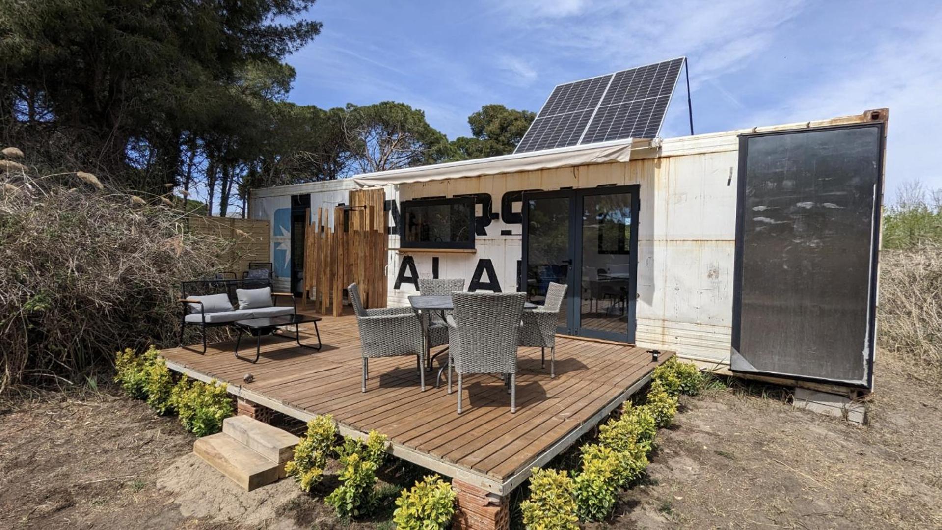 Cooltainer Retreat: Sustainable Coastal Forest Tiny House Near Barcelona Castelldefels Exterior photo